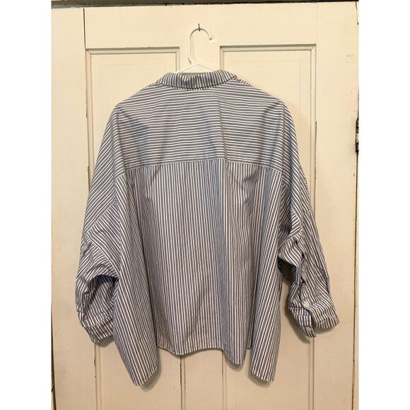 Gallego Desportes Boxy White, Navy,button down top. Size SM. Great condition. - Picture 5 of 5